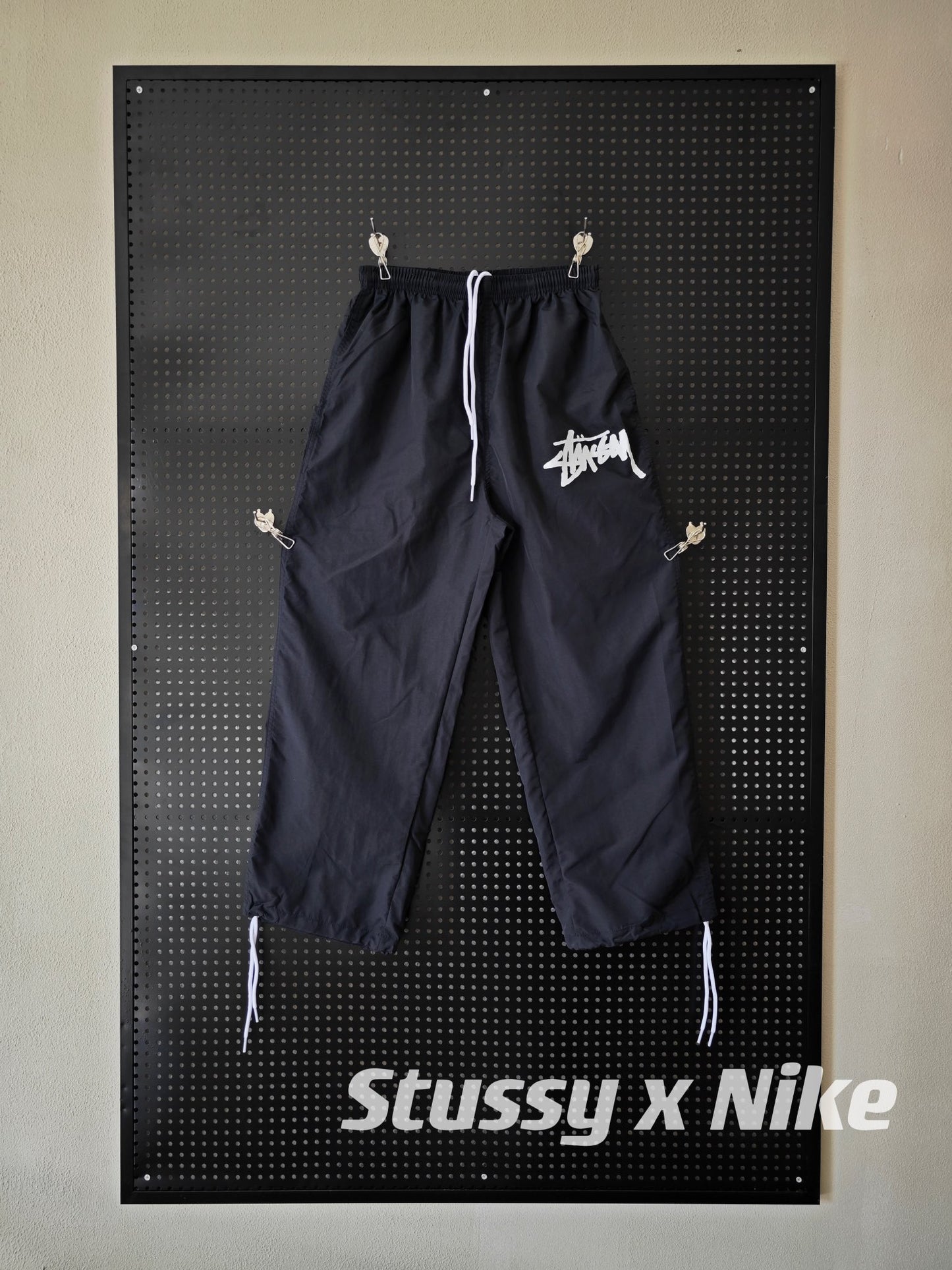 STUSSY x NIKE 聯名限量抽繩長褲