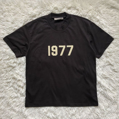 FEAR OF GOD ESSENTIALS 1977 短袖T恤 - VANASH