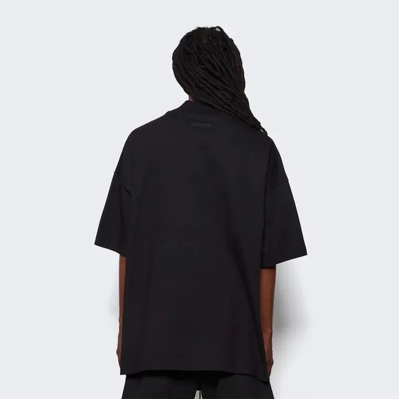 FEAR OF GOD Essentials 2023 黑色系列 黑色微高領字母短袖上衣 - VANASH