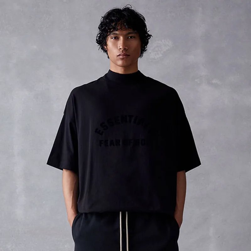 FEAR OF GOD Essentials 2023 黑色系列 黑色微高領字母短袖上衣 - VANASH