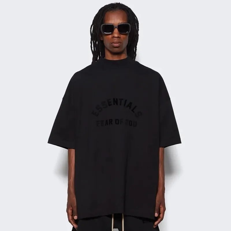 FEAR OF GOD Essentials 2023 黑色系列 黑色微高領字母短袖上衣 - VANASH