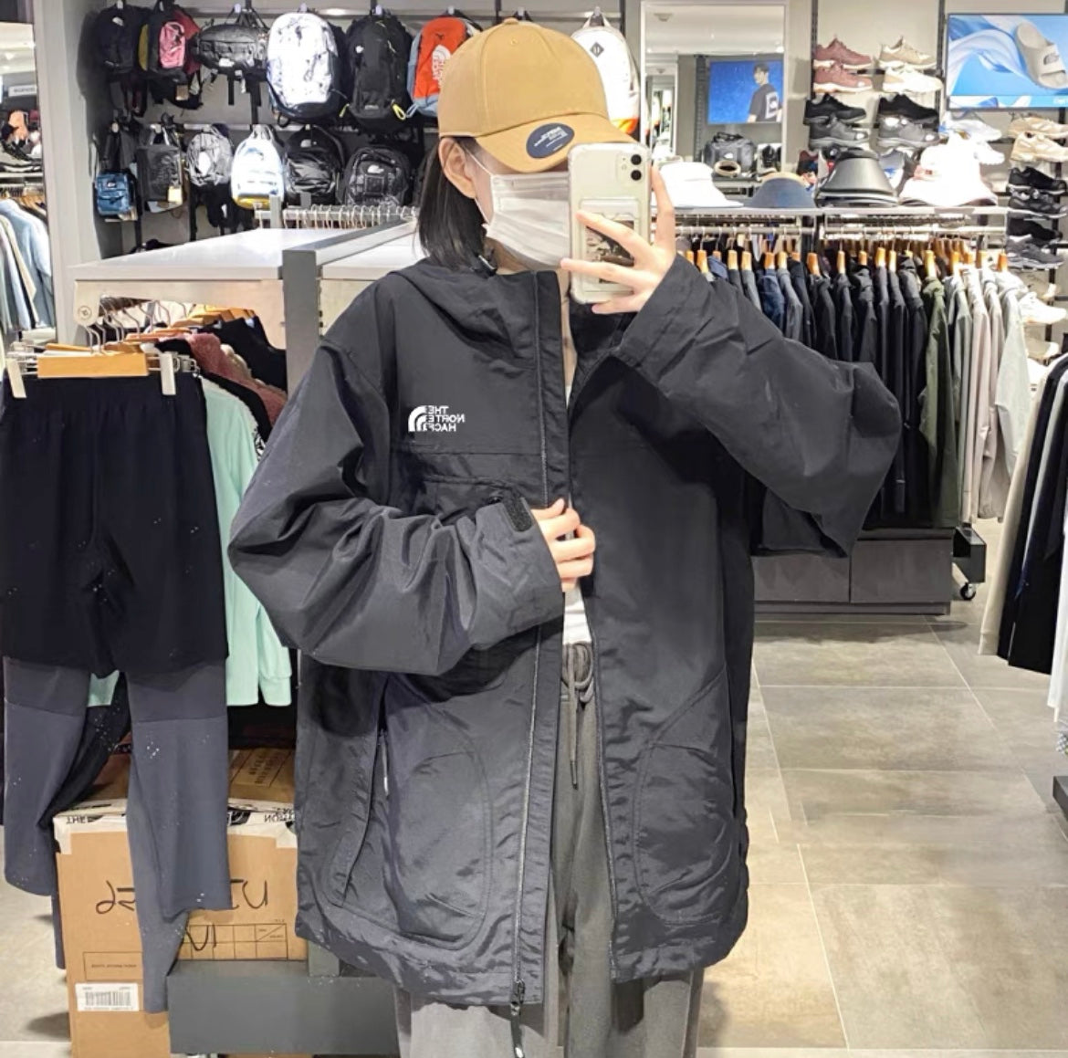 - 全新特價 - The North Face Classic Camper On Ball 連帽風衣外套 (米白色2XL)